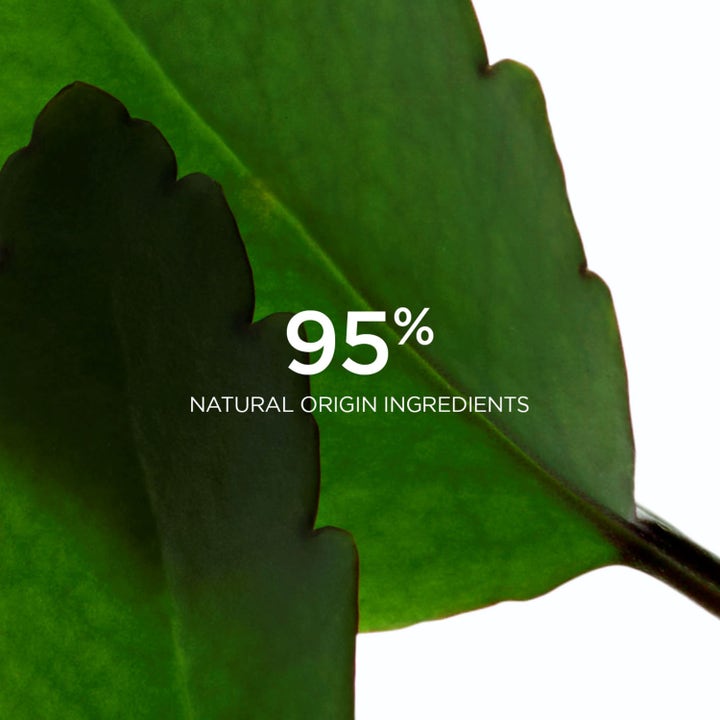 Clarins Fresh Scrub 50 ml virkistävä kasvokuorinta 95% luonnollisia ainesosia korostavalla vihreällä lehtikuviolla.