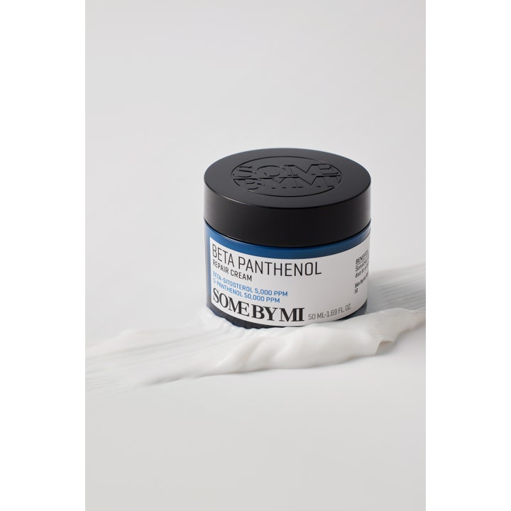 Some By Mi Beta Panthenol Repair Cream 50 ml korjaava kasvovoide sinisessä purkissa ja valkoinen voidetekstuuri.