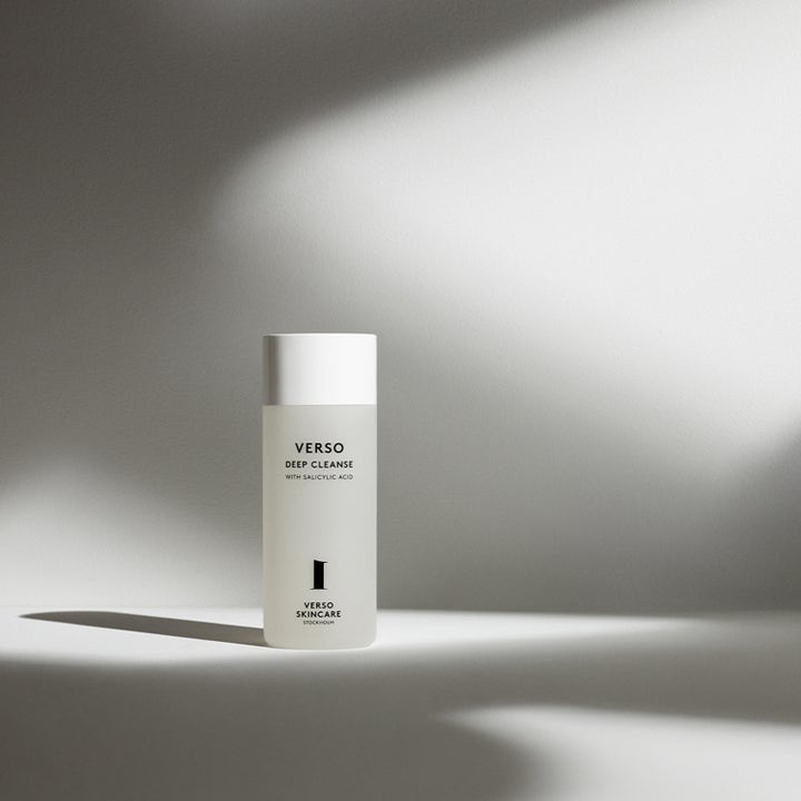 Verso N°1 Deep Cleanse 150 ml syväpuhdistava kasvonpuhdistusaine salisyylihapolla huurteisessa muovipullossa.