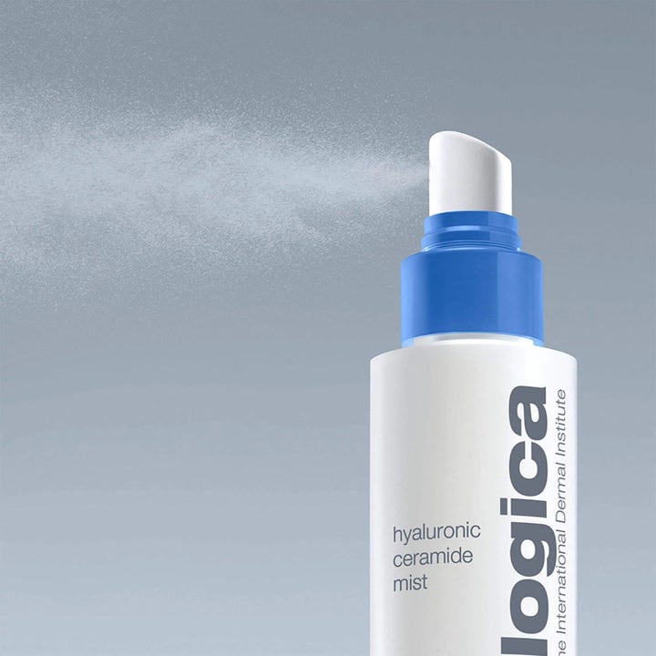 Dermalogica Hyaluronic Ceramide Mist Duo syväkosteuttava kasvosuihke hienojakoisena sumuna pullon suuttimesta.