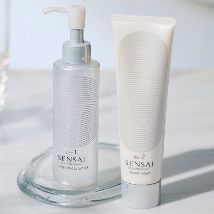 Sensai Silky Purifying Cleansing Gel Water 150 ml puhdistusgeeli huurteisessa pumppupullossa ja valkoinen tuubi.