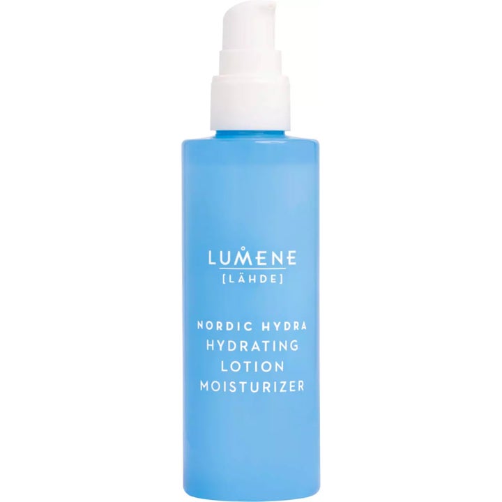Lumene Lähde Nordic Hydra Hydrating Lotion 150 ml kosteuttava emulsiovoide sinisessä pullossa valkoisella pumpulla.