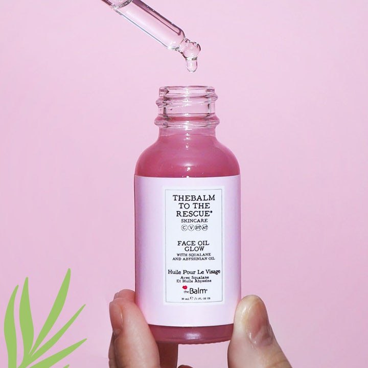 theBalm to the Rescue Face Oil Glow Serum 30 ml heleyttävä kasvoöljy vaaleanpunaisessa lasipullossa pipetin kera