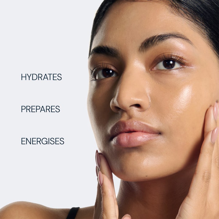 Elemis Pro-Collagen Marine Moisture Essence 100 ml kosteuttava hoitoneste tuo hehkua. Hydrates Prepares Energises.