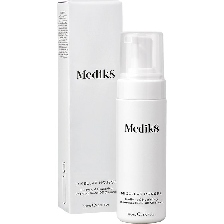 Medik8 Micellar Mousse 150 ml puhdistusvaahto valkoisessa pumppupullossa ja ulkopakkauksessa.