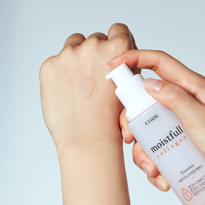 Etude Moistfull Collagen Essence 80 ml kosteuttava hoitoneste valkoisessa pumppupullossa ja geelitippa kädellä.
