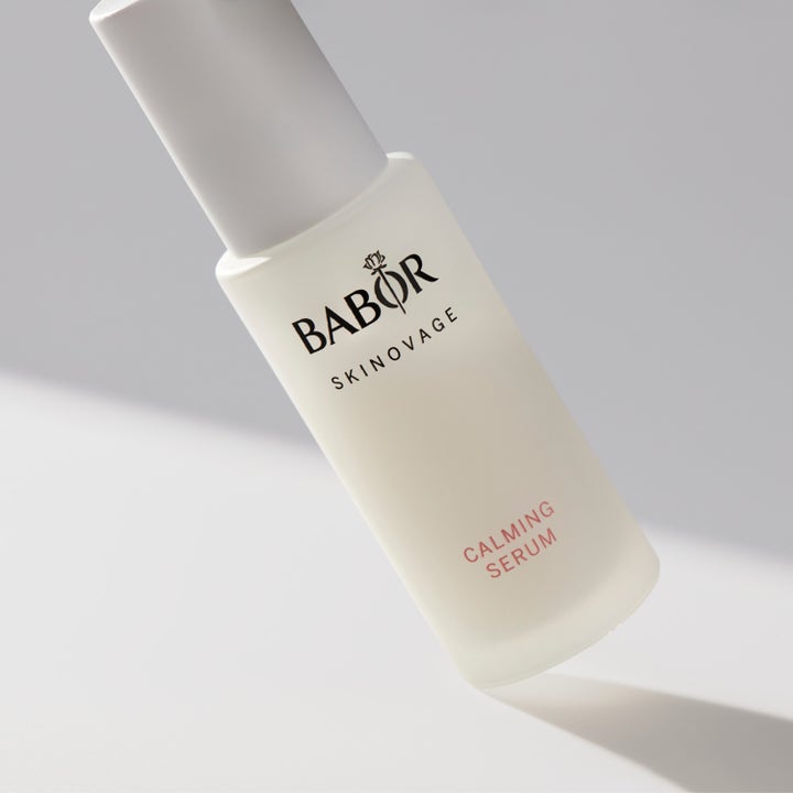 Babor Calming Serum 30 ml rauhoittava kasvoseerumi tyylikkäässä huurteisessa lasipullossa valkoisella korkilla