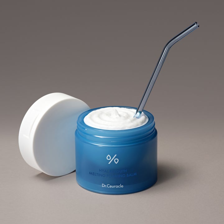 Dr. Ceuracle Hyal Reyouth Melting Foaming Balm 100 ml puhdistusvoide sinisessä purkissa ja valkoinen vaahto.
