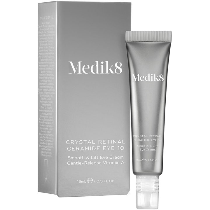Medik8 Crystal Retinal Ceramide Eye 10 15 ml silottaa ja kohottaa ihoa hopeisessa tuubissa ja pakkauksessa.