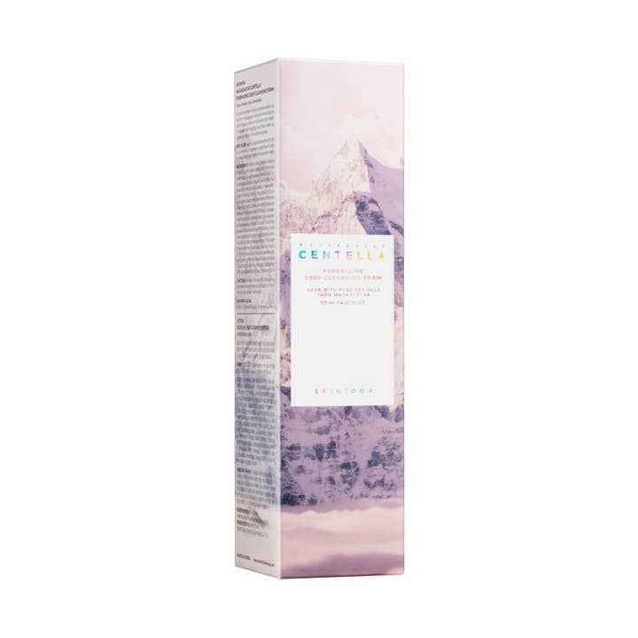 SKIN1004 Madagascar Centella Poremizing Deep Cleansing Foam 125 ml syväpuhdistava vaahto lila-valkoisessa vuoristopakkauksessa