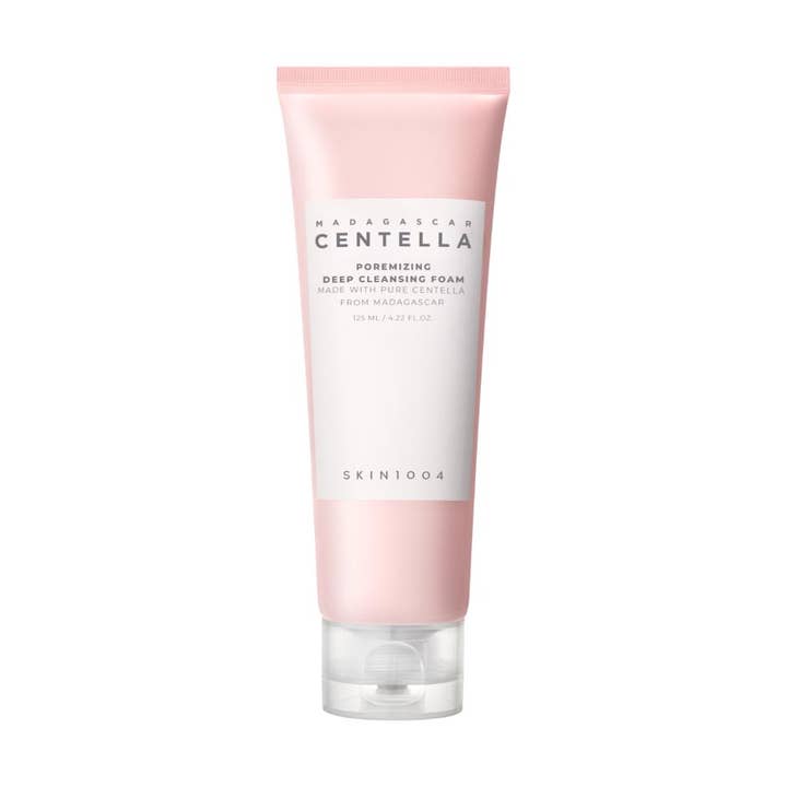 SKIN1004 Madagascar Centella Poremizing Deep Cleansing Foam 125 ml puhdistusvaahto vaaleanpunaisessa tuubissa.