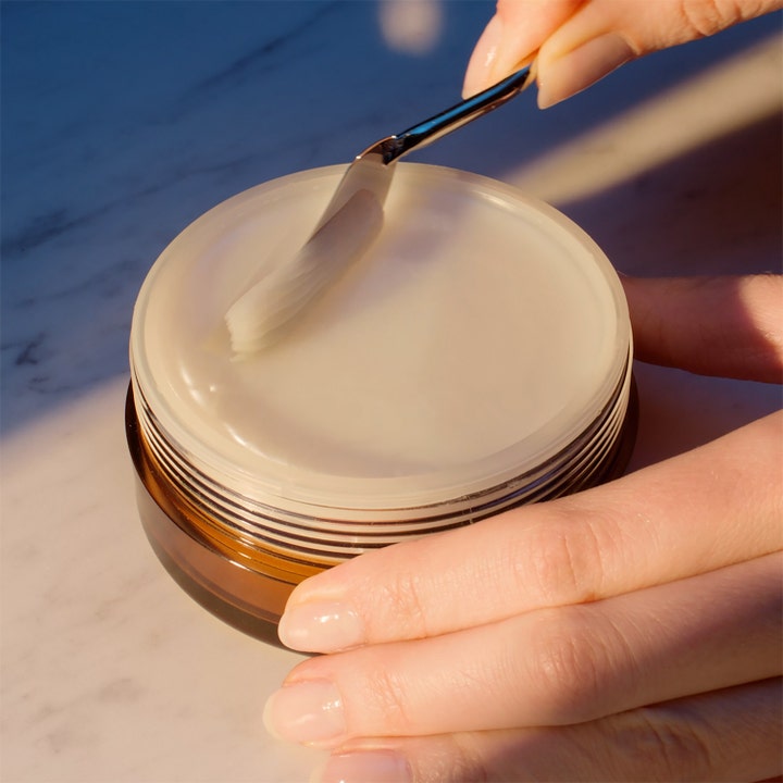 Estée Lauder Advanced Night Cleansing Balm 70 ml syväpuhdistava voide ruskeassa purkissa metallisella lastalla.