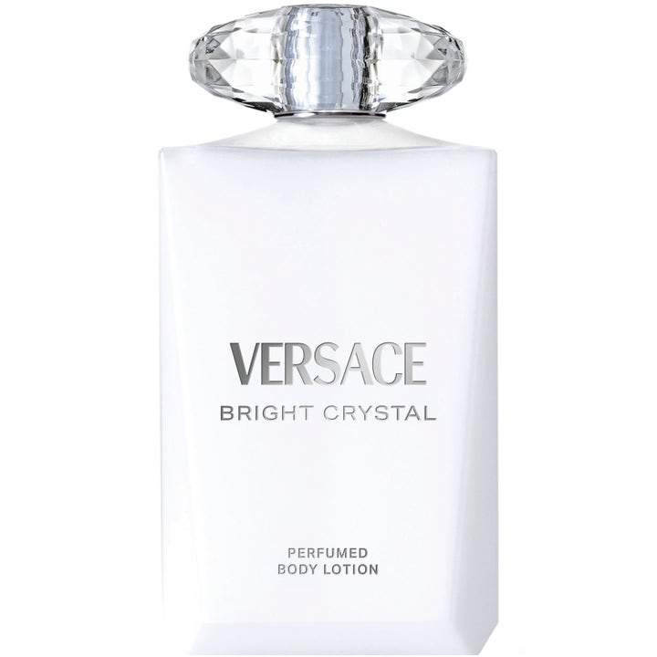 Versace Bright Crystal 200 ml hajustettu vartalovoide kosteuttaa ihoa valkoisessa pullossa, jossa on suuri kristallikorkki.