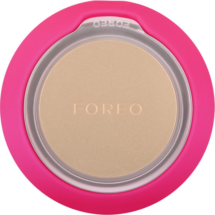 FOREO UFO mini 2 Fuchsia syväkosteuttava kasvolaite. Pyöreä fuksianpunainen silikonilaite ja kultainen metallipinta.