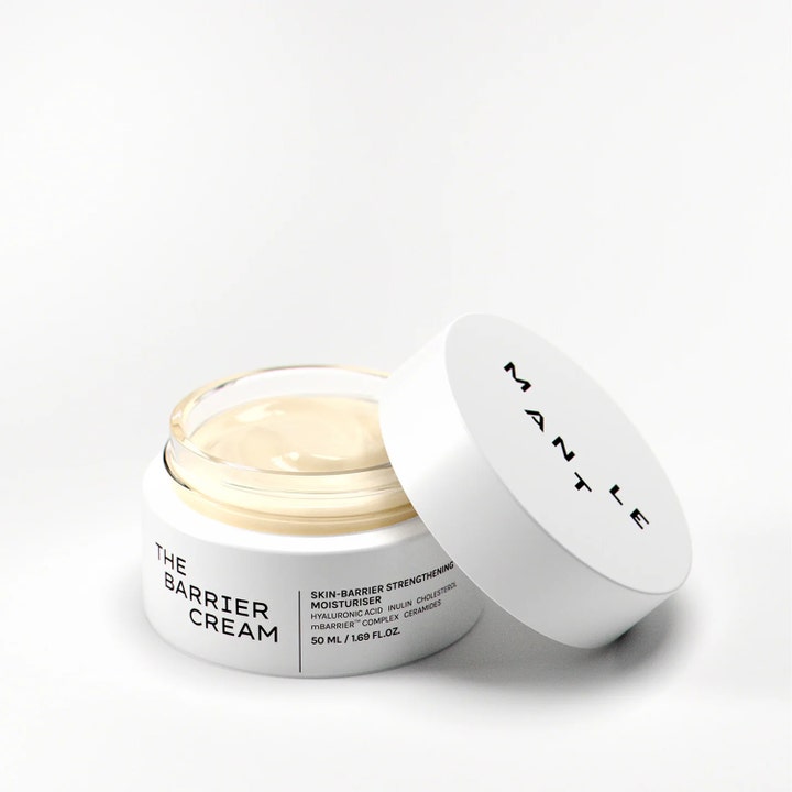 MANTLE The Barrier Cream 50 ml vahvistava kasvovoide avatussa valkoisessa purkissa, jossa näkyy kermainen koostumus