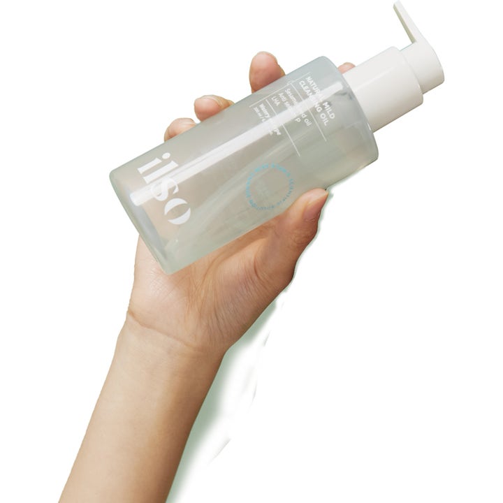 Ilso Natural Mild Cleansing Oil 200 ml hellävarainen puhdistusöljy kädessä pidettävässä kirkkaassa pumppupullossa