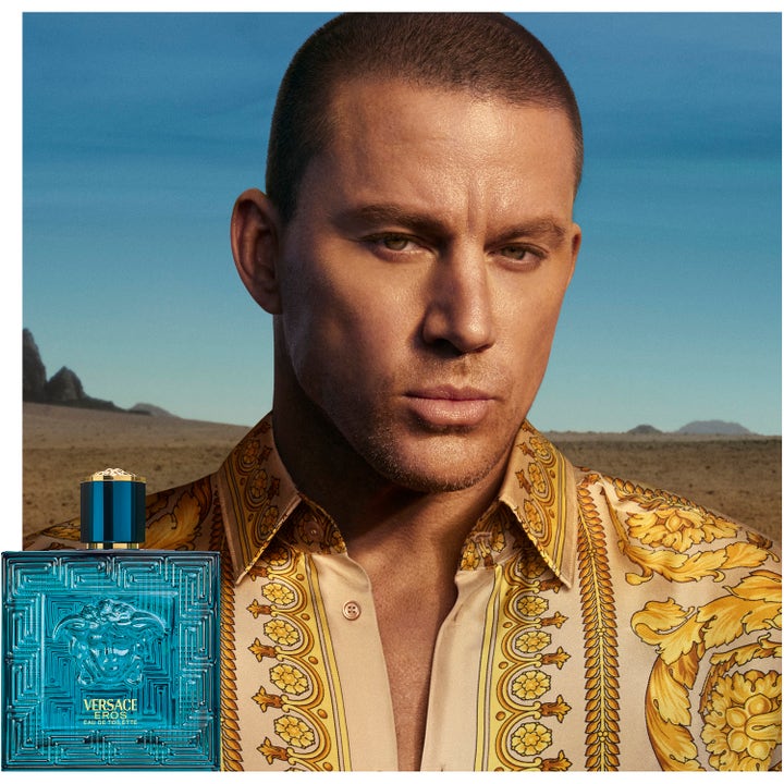 Versace Eros After Shave Lotion 100 ml rauhoittaa ihoa mainoskuvassa jossa on mies aavikolla.