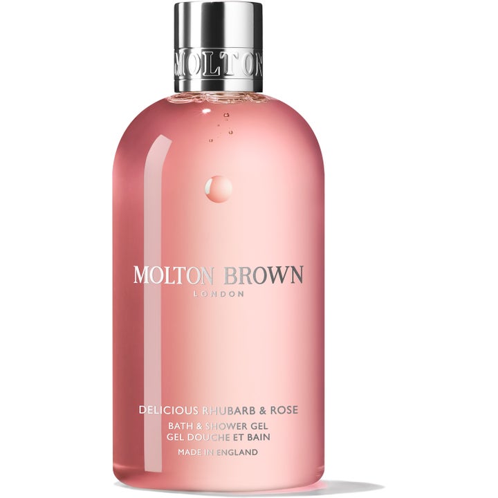 Molton Brown Delicious Rhubarb & Rose 300 ml puhdistava suihkugeeli läpinäkyvässä pullossa hopeisella korkilla