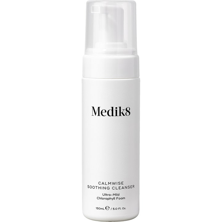Medik8 Calmwise Soothing Cleanser 150ml rauhoittava klorofylliä sisältävä puhdistusvaahto valkoisessa pumppupullossa