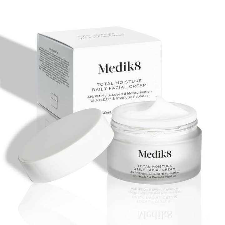 Medik8 Total Moisture Daily Facial Cream 50 ml kosteuttava kasvovoide huurteisessa lasipurkissa pehmeällä koostumuksella.