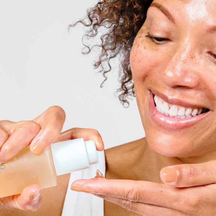 PÜR Ceratin Booster Age Defying Retinol Serum 30 ml ihoa silottava seerumi nainen annostelee kirkasta geeliä kämmenelle