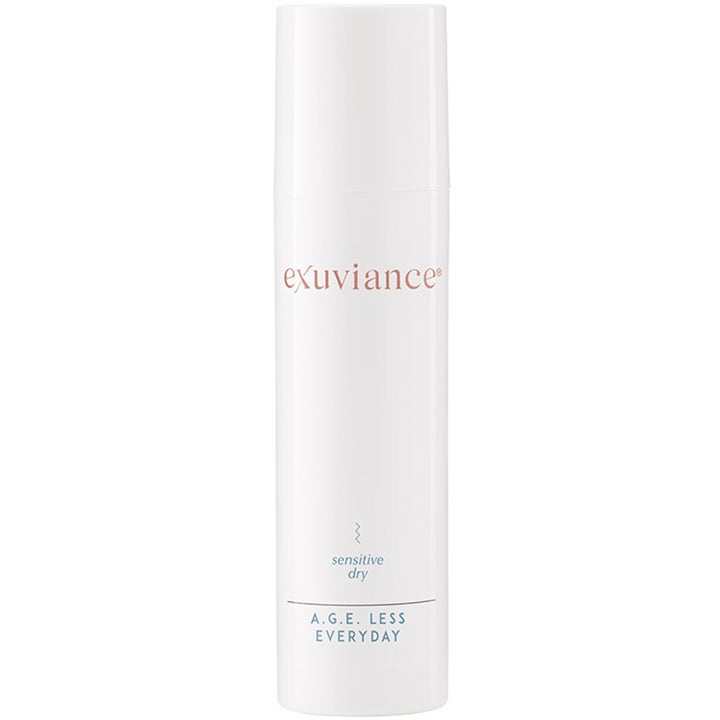 Exuviance A.G.E. Less Everyday 50 ml kosteuttava kasvovoide tyylikkäässä valkoisessa pumppupullossa ruusukultaisella logolla.