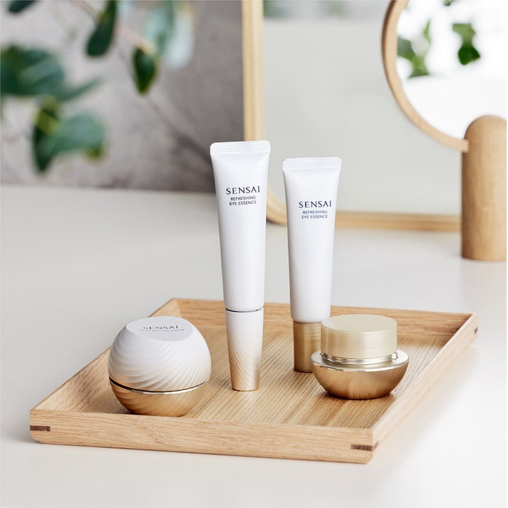Sensai Total Eye Treatment 35 ml silmänympärysvoiteet puisella tarjottimella luovat ylellisen tunnelman.