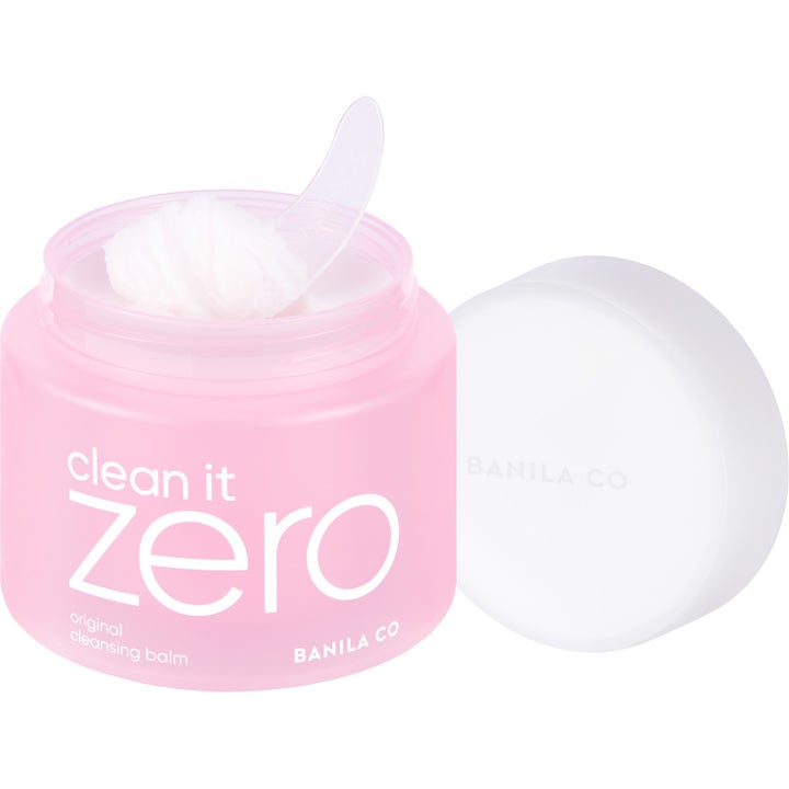 Banila Co Clean It Zero Cleansing Balm Original 180 ml puhdistusvoide avatussa vaaleanpunaisessa purkissa lastalla.