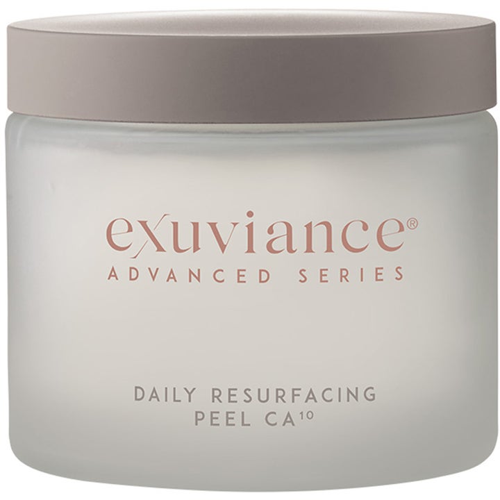 Exuviance Daily Resurfacing Peel CA10 kirkastava kuorinta huurretussa lasipurkissa harmaalla kannella.