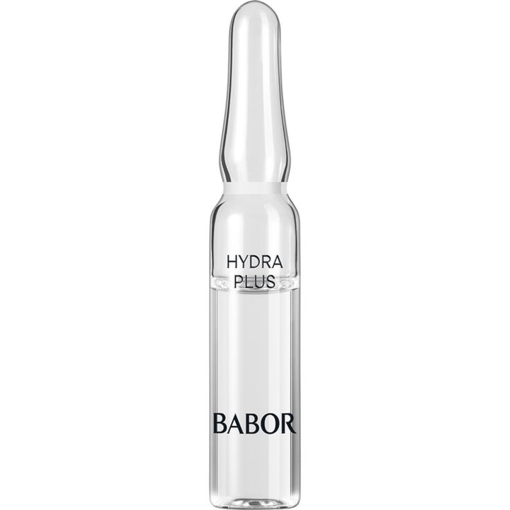 Babor Hydra Plus kosteuttava ampulli sisältää kirkasta nestettä läpinäkyvässä lasiampullissa jossa on mustaa tekstiä