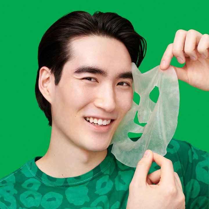 Dr.Jart+ Cicapair Intensive Soothing Repair Serum Mask 25 g rauhoittava kangasmaski miehen kasvoilla.