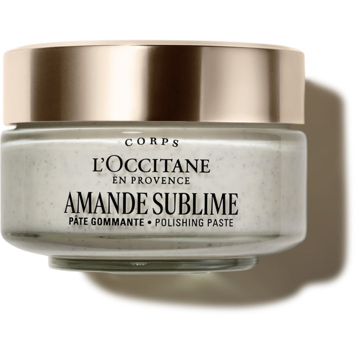 L'Occitane Amande Sublime 200 ml kuorintavoide pehmentää ihoa lasipurkissa, jossa on kultainen kansi.