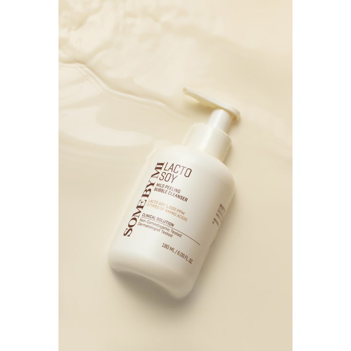 Some By Mi Lactosoy Mild Bubble Peeling Cleanser 180 ml kuoriva puhdistusvaahto valkoisessa pullossa maitomaisella taustalla