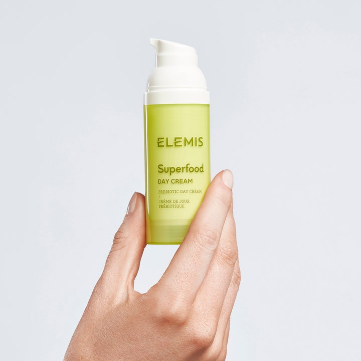 Elemis Superfood Day Cream 50 ml kosteuttava prebiotic-päivävoide kädessä pidettävässä vihreässä pumppupullossa.
