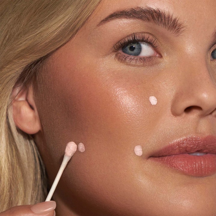 Mario Badescu Drying Lotion 29 ml näppylöitä kuivaava seerumi vaaleanpunaisina pisteinä iholla ja vanupuikko.