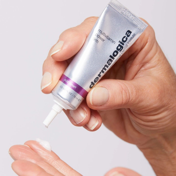 Dermalogica Multivitamin Power Firm 15 ml kiinteyttävä silmänympärysvoide annostellaan hopeisesta tuubista.