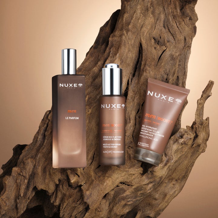 Nuxe Men Multi Action Serum 30 ml virkistävä kasvoseerumi ruskeassa pullossa rustiikkisen puun päällä.