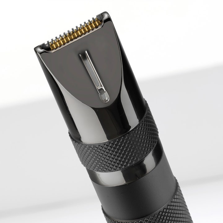 BaByliss Super X-Metal Precision Trimmer 1 kpl partatrimmeri tarkkaan muotoiluun mustalla kromilla ja kultaisilla terillä.