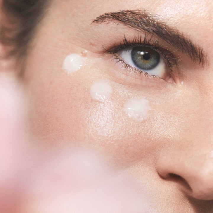 KORA Organics Kakadu Plum Vitamin C Eye Cream 15 ml kirkastava silmänympärysvoide levitettynä kolmena pisteenä silmän alle