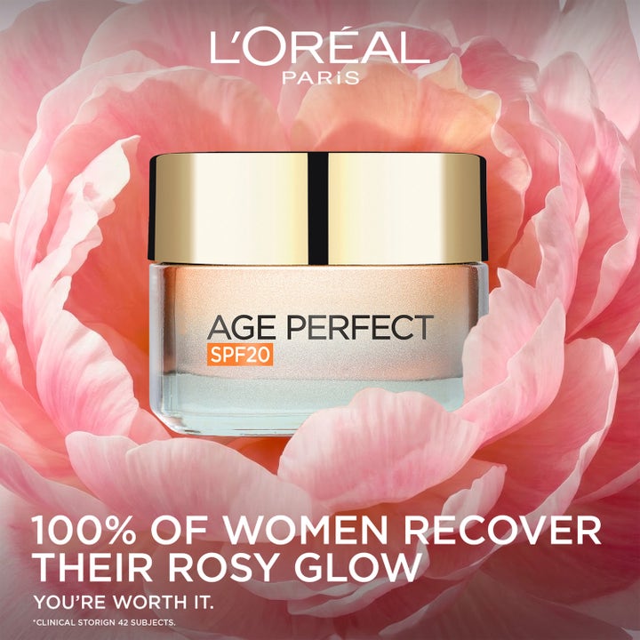 L'Oréal Paris Age Perfect Golden Age 50 ml SPF20 päivävoide heleyttää ihoa vaaleanpunaisen kukan keskellä.
