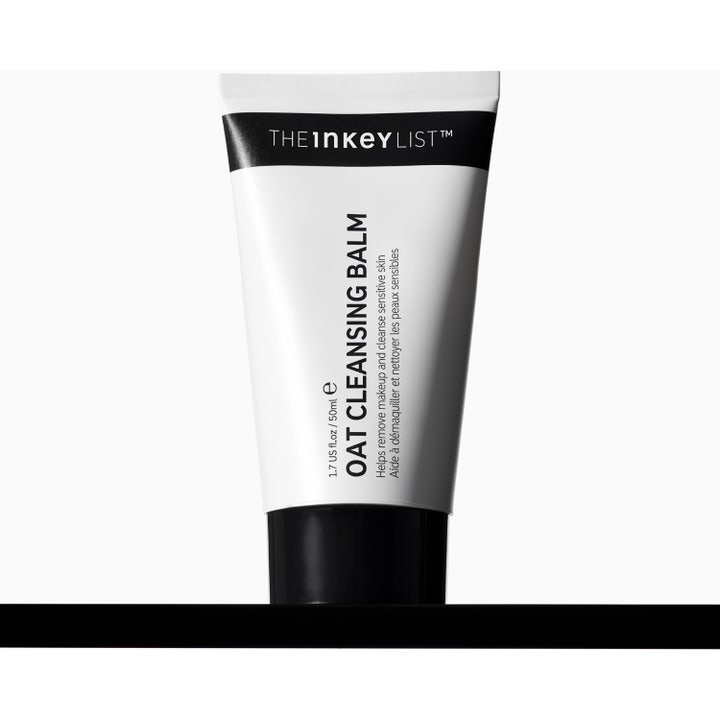 The INKEY List Oat Cleansing Balm 50 ml puhdistusbalmi herkälle iholle valkoisessa tuubissa mustalla korkilla
