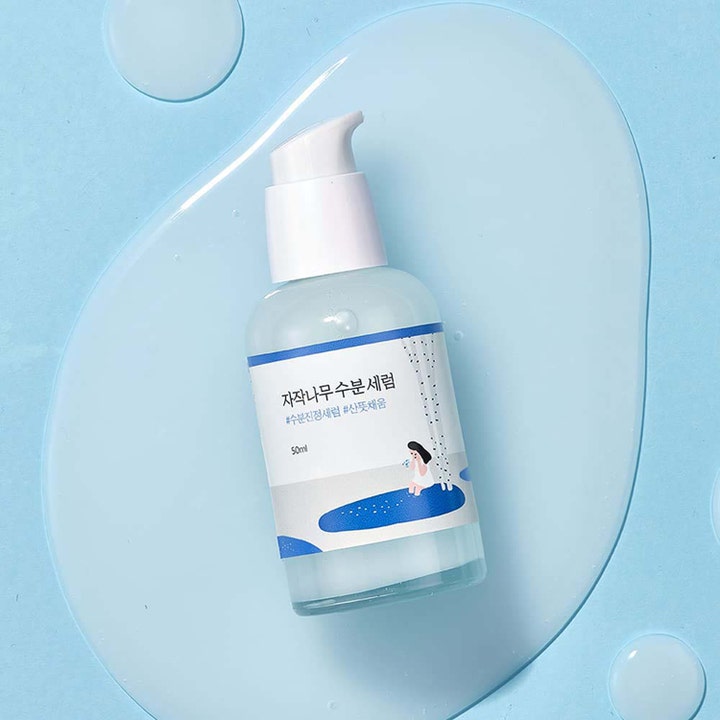 Round Lab Birch Juice Moisturizing Serum 50 ml kosteuttava seerumi vaaleansinisellä taustalla.