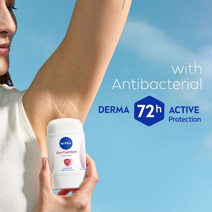 NIVEA Dry Comfort Stick 50 ml antiperspirantti antaa 72h suojan. Valkoinen deostick naisen kainalolla ja sininen tausta.