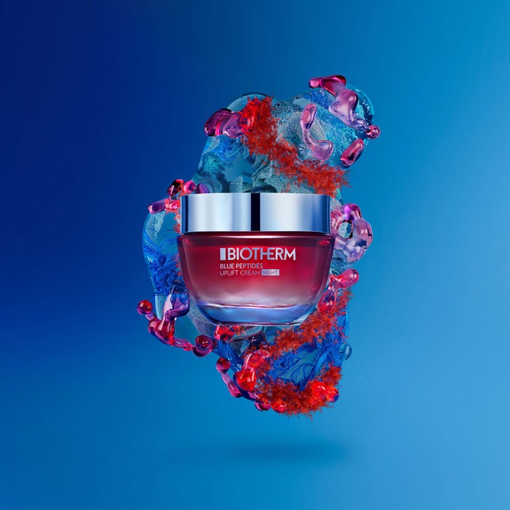 Biotherm Blue Peptides Uplift Night Cream 50 ml kiinteyttävä yövoide punaisessa purkissa vesielementtien ympäröimänä