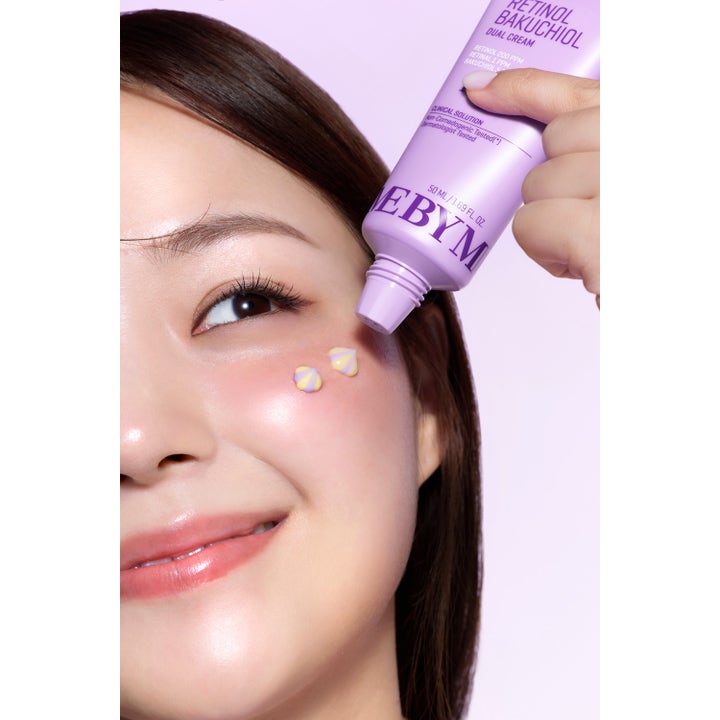 Some By Mi Retinol Bakuchiol Dual Cream 50 ml uudistava yövoide purppurassa tuubissa ja kaksiväristä voidetta iholla.