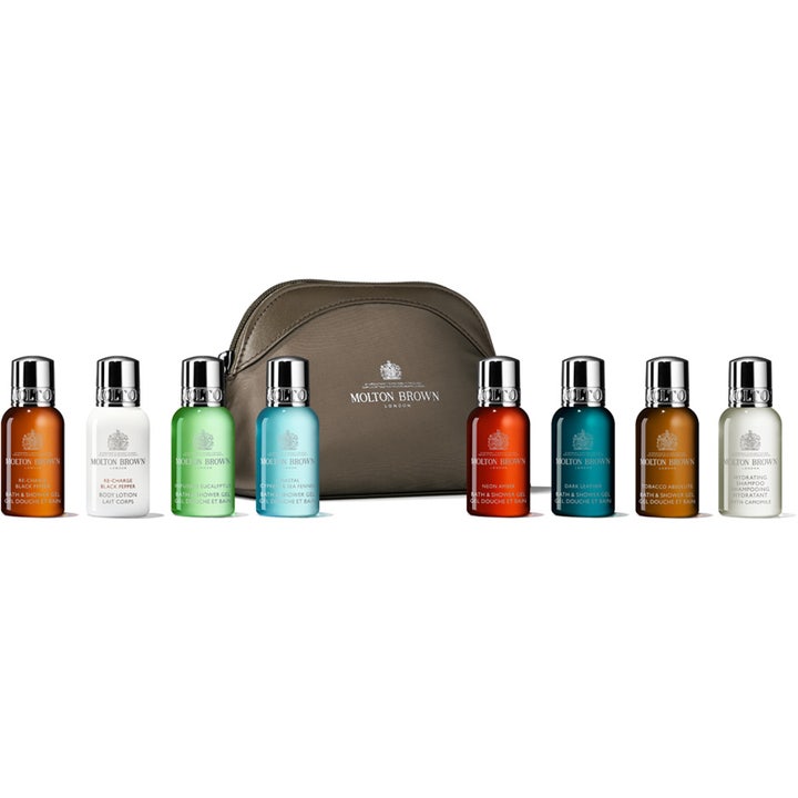 Molton Brown Discovery Travel Collection 8 x 30 ml puhdistava vartalonhoitosetti värikkäillä pulloilla ja ruskealla laukulla