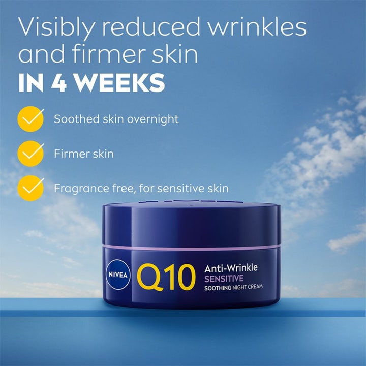 Nivea Q10 Anti-Wrinkle Sensitive Night Cream 50 ml rauhoittava yövoide avatussa sinisessä purkissa valkoisella alustalla
