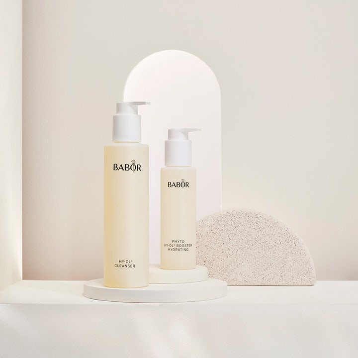 Babor HY-ÖL & Phyto Hydrating Booster 300 ml kosteuttava puhdistussetti kaksi pumppupulloa valkoisella jalustalla