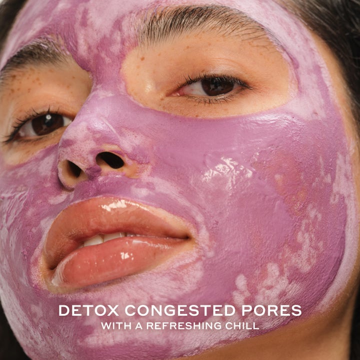 Ole Henriksen Cold Plunge Pore Mask 1 kpl puhdistava kasvonaamio levitettynä kasvoille.