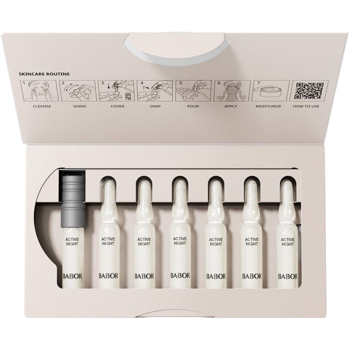 Babor Active Night Ampoule Serum Concentrate 14 ml ampullit ja avaaja avoimessa pakkauksessa.